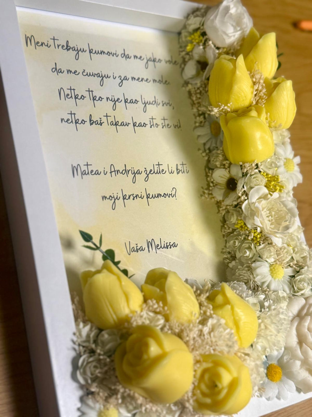 Personalizirani cvjetni okvir s porukom